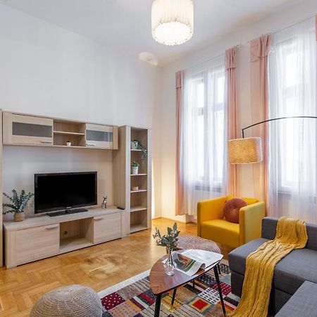 Central Gozsdu Apartment In The Party Street บูดาเปสต์ ภายนอก รูปภาพ