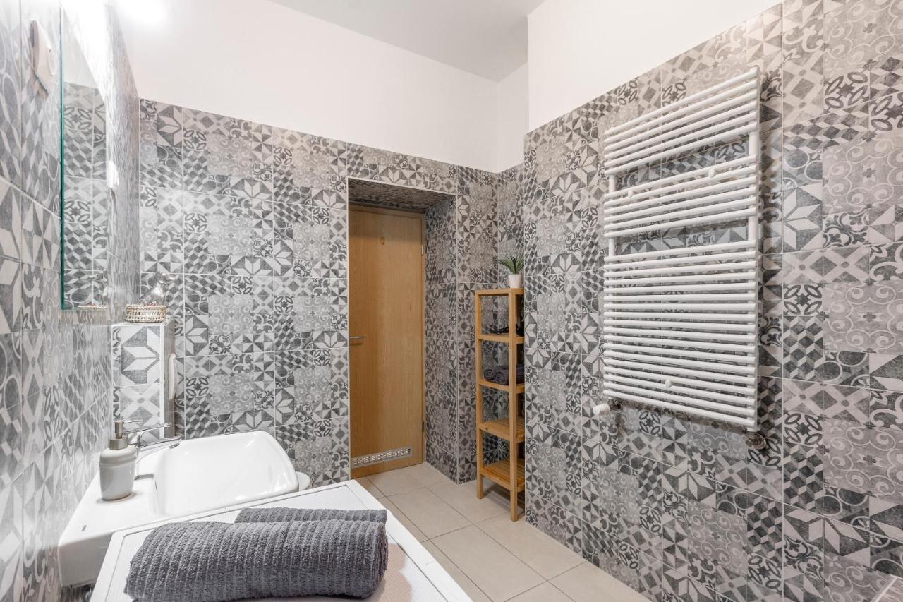 Central Gozsdu Apartment In The Party Street บูดาเปสต์ ภายนอก รูปภาพ