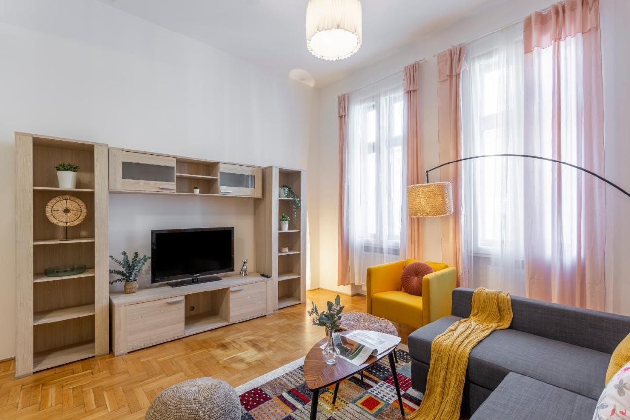 Central Gozsdu Apartment In The Party Street บูดาเปสต์ ภายนอก รูปภาพ
