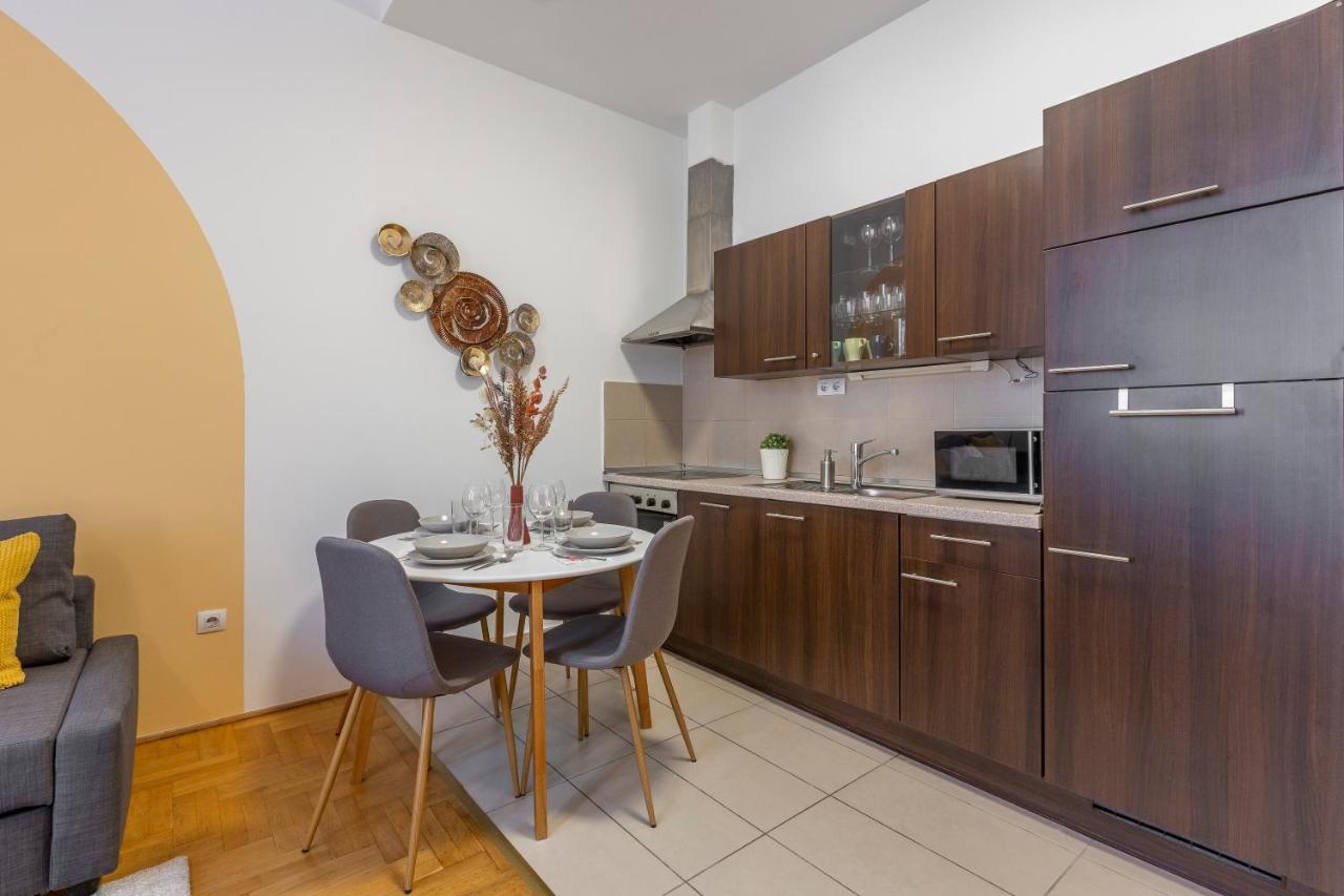 Central Gozsdu Apartment In The Party Street บูดาเปสต์ ภายนอก รูปภาพ