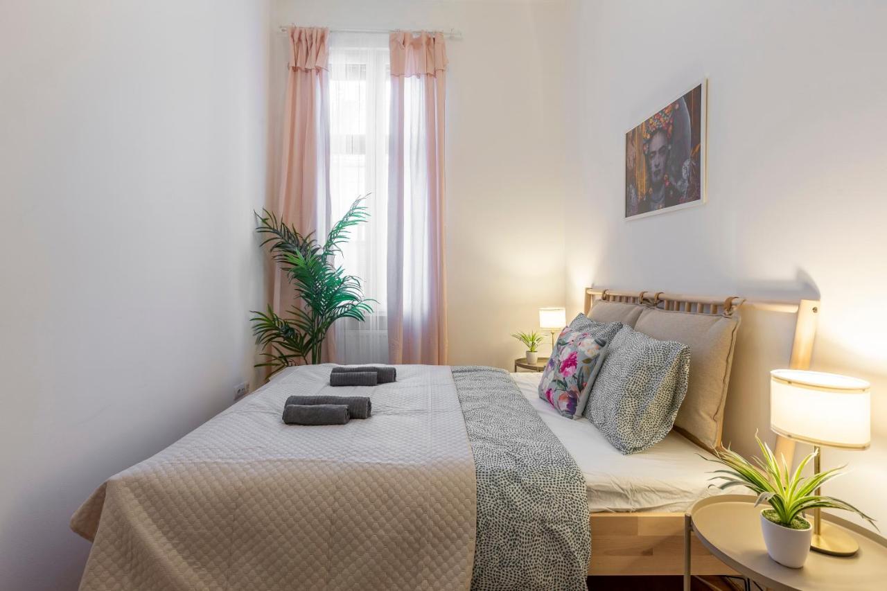 Central Gozsdu Apartment In The Party Street บูดาเปสต์ ภายนอก รูปภาพ