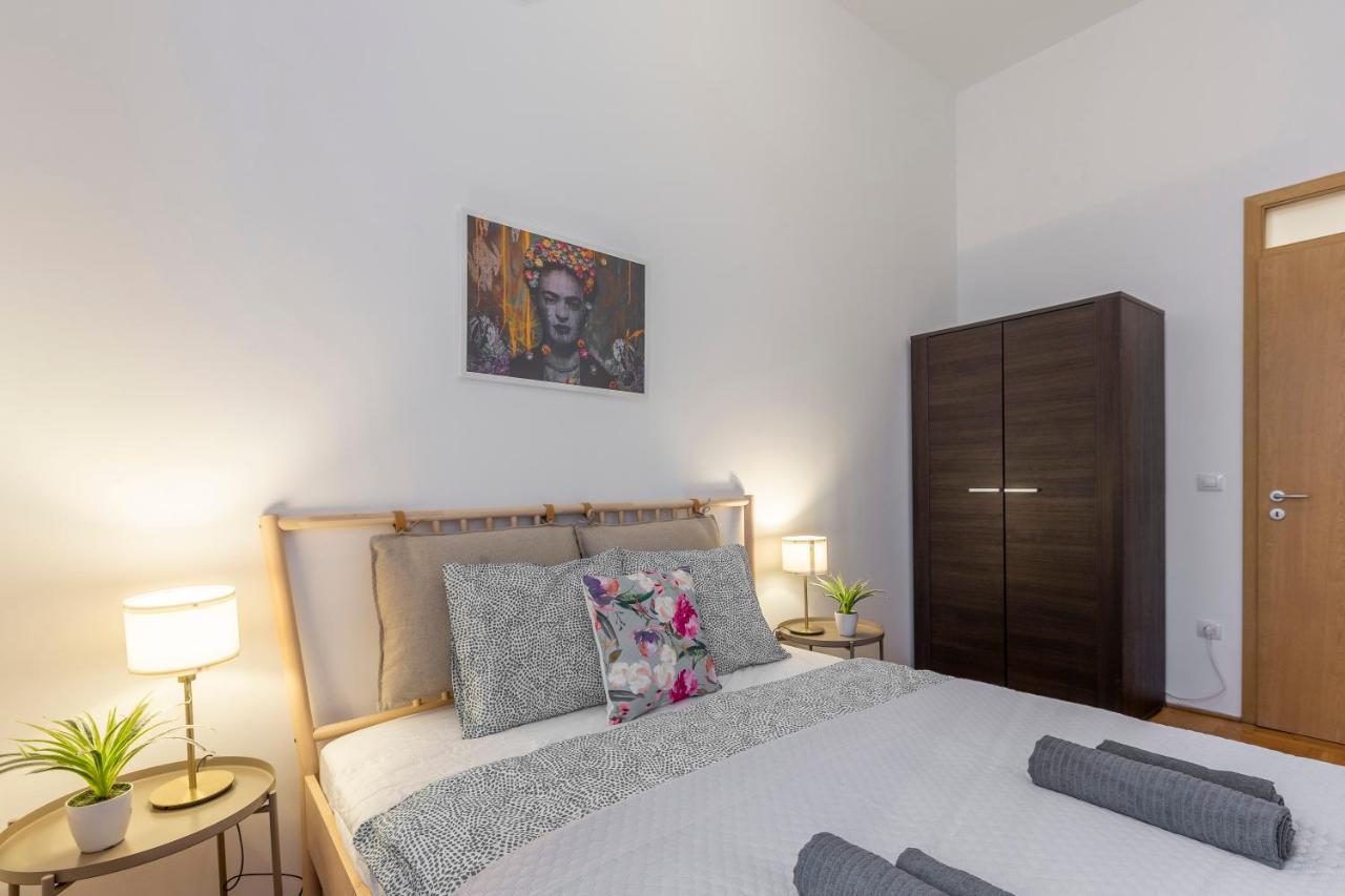 Central Gozsdu Apartment In The Party Street บูดาเปสต์ ภายนอก รูปภาพ